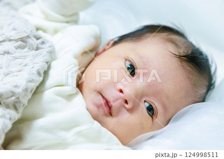 ベッドで寝ている赤ちゃん  新生児 124998511