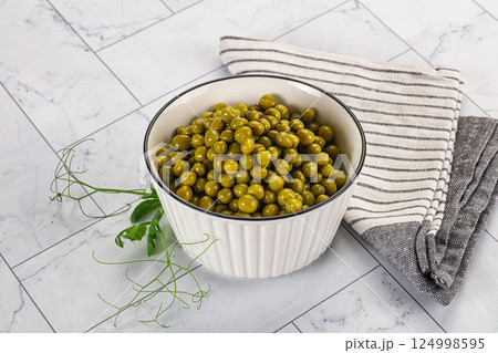 Cannes Fresh green peas in the bowl 124998595