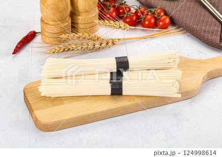 Raw dry white wheat noodles 124998614