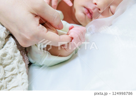 赤ちゃんの小さな手 指を握る新生児 赤ちゃんの小さな手 指を握る新生児 124998786