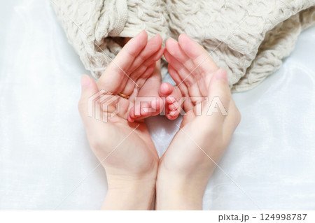 新生児の足とママの手 新生児の足とママの手 124998787