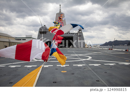 軍艦の飛行甲板 124998815
