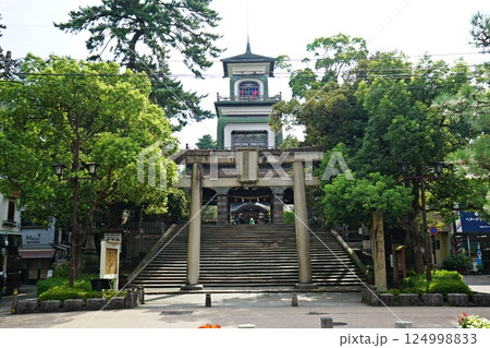ステンドグラスが印象的な尾山神社の神門 石川県金沢市 ステンドグラスが印象的な尾山神社の神門 石川県金沢市 124998833