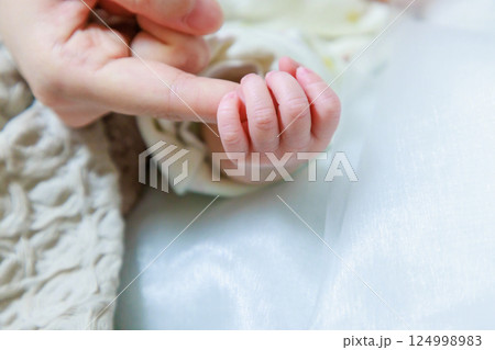 赤ちゃんの小さな手 指を握る新生児 赤ちゃんの小さな手 指を握る新生児 124998983