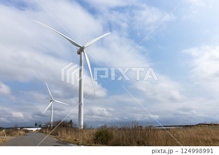 山形県酒田市の風力発電の風車 山形県酒田市の風力発電の風車 124998991