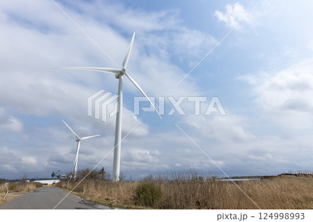 山形県酒田市の風力発電の風車 山形県酒田市の風力発電の風車 124998993