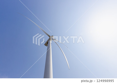 山形県酒田市の風力発電の風車 124998995