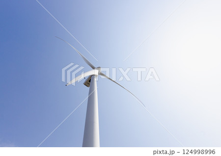 山形県酒田市の風力発電の風車 124998996