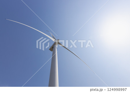 山形県酒田市の風力発電の風車 124998997