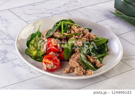 Salad with canned tuna and spinach Salad with canned tuna and spinach 124999183