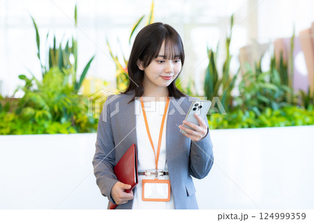 スマホを操作するビジネスウーマン スマホを操作するビジネスウーマン 124999359