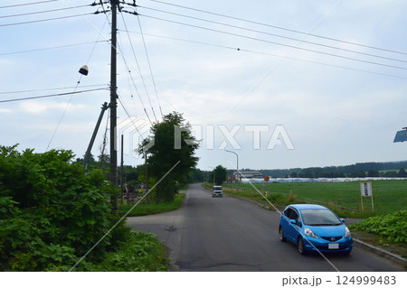 JR北海道、函館本線の大沼駅から森駅までの普通列車車窓風景(2023年夏曇り空) 124999483