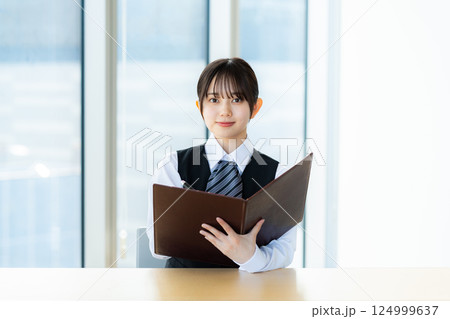 受付の若いビジネスウーマン 124999637