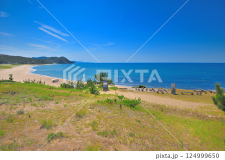 関西・近畿・丹後半島・海水浴客で賑わう琴引浜、鳴き砂の美しいビーチ・京都府京丹後市(2) 124999650