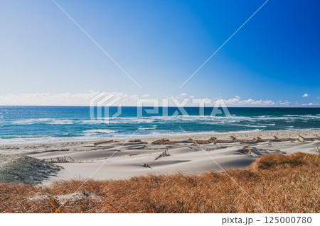 掛川市にある青空に映える千浜砂丘から見る海と空の風景(静岡県) 125000780