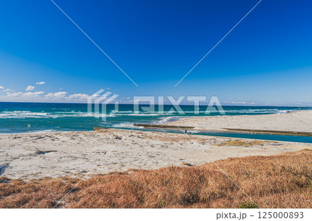 掛川市にある青空に映える千浜砂丘から見る海と空の風景(静岡県) 125000893