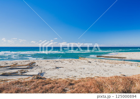 掛川市にある青空に映える千浜砂丘から見る海と空の風景(静岡県) 掛川市にある青空に映える千浜砂丘から見る海と空の風景(静岡県) 125000894