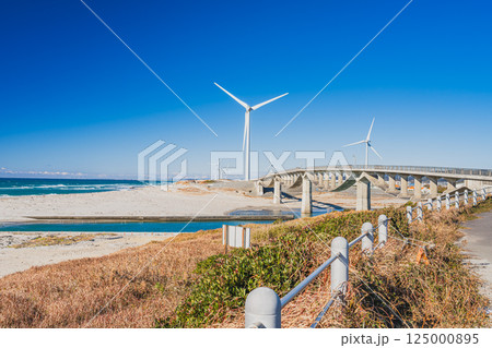 掛川市にある青空に映える国安海岸と潮騒橋と風力発電の風景(静岡県) 掛川市にある青空に映える国安海岸と潮騒橋と風力発電の風景(静岡県) 125000895