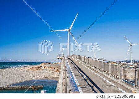 掛川市にある青空に映える国安海岸と潮騒橋と風力発電の風景(静岡県) 125000998