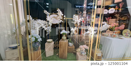 Decorative items store. Glass display case of a decorative items store. 125001104