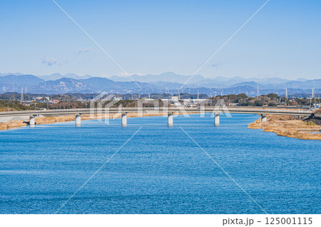 掛川市にある青空に映える潮騒橋から見た菊川の風景(静岡県) 掛川市にある青空に映える潮騒橋から見た菊川の風景(静岡県) 125001115