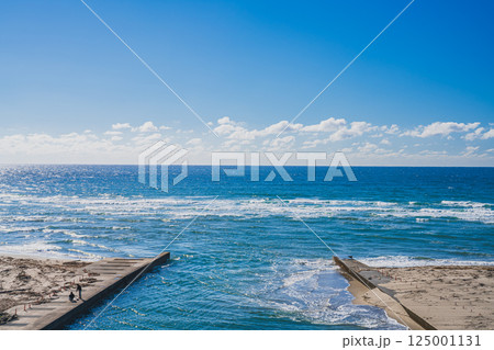 掛川市にある青空に映える潮騒橋から見た遠州灘の風景(静岡県) 掛川市にある青空に映える潮騒橋から見た遠州灘の風景(静岡県) 125001131