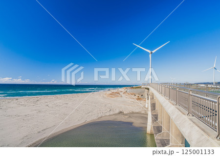 掛川市にある青空に映える国安海岸と潮騒橋と風力発電の風景(静岡県) 掛川市にある青空に映える国安海岸と潮騒橋と風力発電の風景(静岡県) 125001133