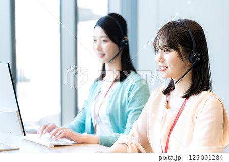 オフィスで働く女性のオペレーター 125001284