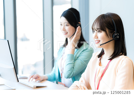 オフィスで働く女性のオペレーター 125001285