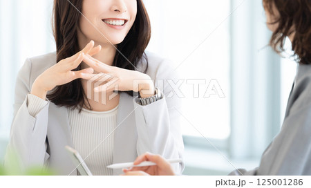 ミーティングをする2人の女性・ビジネスウーマン ミーティングをする2人の女性・ビジネスウーマン 125001286