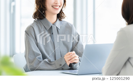 ミーティングをする2人の女性・ビジネスウーマン ミーティングをする2人の女性・ビジネスウーマン 125001290