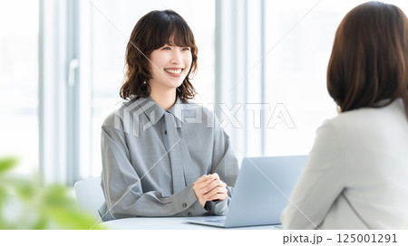 ミーティングをする2人の女性・ビジネスウーマン 125001291