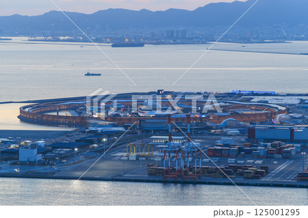 大阪・関西万博の夢洲の夕景（大阪府大阪市此花区） 125001295