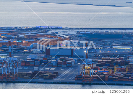 大阪・関西万博の夢洲の夕景（大阪府大阪市此花区） 125001296