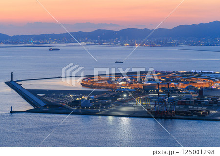 大阪・関西万博の夢洲の夕景(大阪府大阪市此花区) 大阪・関西万博の夢洲の夕景(大阪府大阪市此花区) 125001298