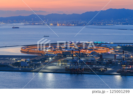 大阪・関西万博の夢洲の夕景（大阪府大阪市此花区） 125001299