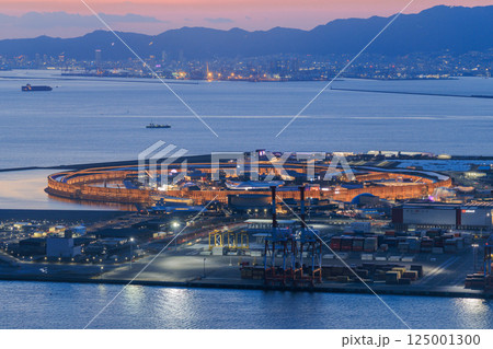 大阪・関西万博の夢洲の夕景(大阪府大阪市此花区) 大阪・関西万博の夢洲の夕景(大阪府大阪市此花区) 125001300