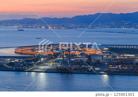 大阪・関西万博の夢洲の夕景（大阪府大阪市此花区） 125001301
