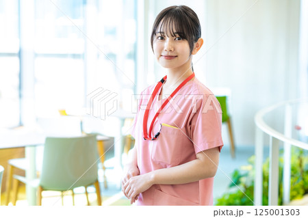 病院で働く医療従事者 125001303
