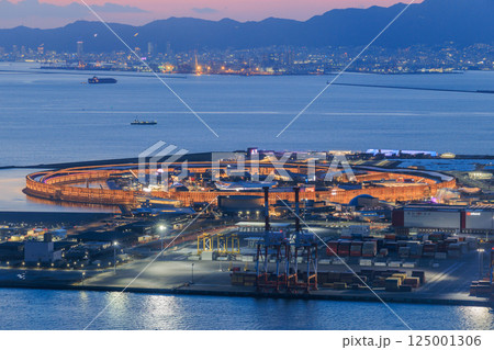 大阪・関西万博の夢洲の夕景(大阪府大阪市此花区) 大阪・関西万博の夢洲の夕景(大阪府大阪市此花区) 125001306
