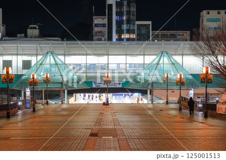 東京都多摩市 夜の多摩センター駅 125001513