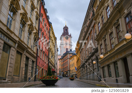 スウェーデン 雨のストックホルムの旧市街、ガムラスタンの街並み 125001829