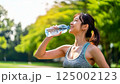 スポーツドリンクで熱中症対策する女性 125002123