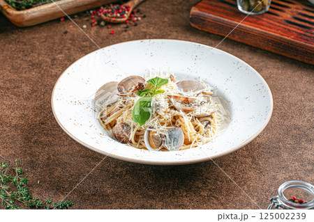 Portion of italian vongole pasta Portion of italian vongole pasta 125002239