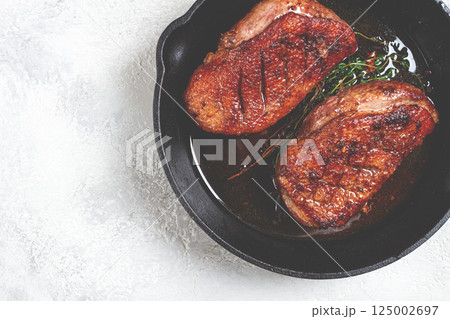 roast duck breast, in a frying pan, with spices and herbs, close-up, no people, roast duck breast, in a frying pan, with spices and herbs, close-up, no people, 125002697