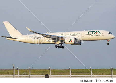 ITA Airways エコグリーンジェット羽田アブローチ 125002946
