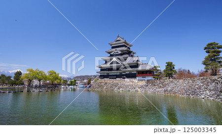 青空に映える松本城 125003345