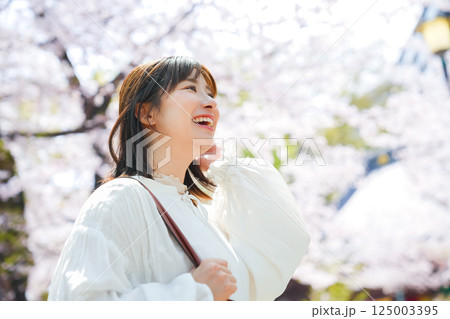 桜を見る女性　ソメイヨシノと女性 125003395