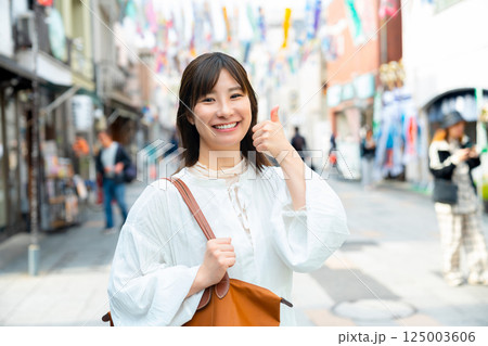 川越を旅行する女性 川越を旅行する女性 125003606
