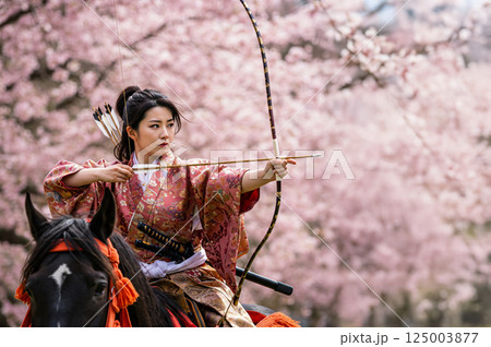 流鏑馬で弓を射る女性 125003877